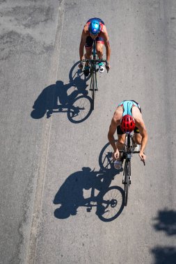 BALIKESIR, TURKIYE - AĞUSTOS 05, 2023: Avrupa Triatlon Sprint ve Röle Şampiyonası 'nda yarışan sporcular