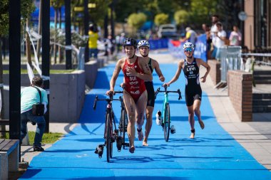 BALIKESIR, TURKIYE - AĞUSTOS 05, 2023: Avrupa Triatlon Sprint ve Röle Şampiyonası 'nda yarışan sporcular