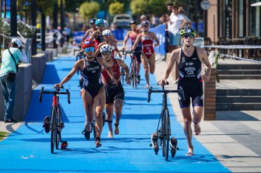 BALIKESIR, TURKIYE - AĞUSTOS 05, 2023: Avrupa Triatlon Sprint ve Röle Şampiyonası 'nda yarışan sporcular