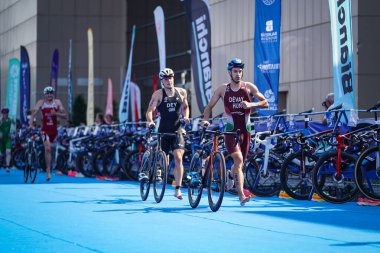 BALIKESIR, TURKIYE - AĞUSTOS 05, 2023: Avrupa Triatlon Sprint ve Röle Şampiyonası 'nda yarışan sporcular
