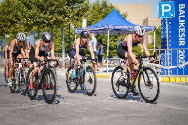 BALIKESIR, TURKIYE - AĞUSTOS 05, 2023: Balikesir 'de Avrupa Triatlon Koşu ve Bayrak Yarışları Şampiyonası' nda yarışan sporcular