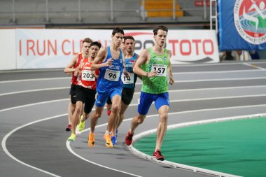 İSTANBUL, TURKIYE - 10 Şubat 2024: Atakoy Atletizm Arenasında Balkan Atletizm Şampiyonası sırasında koşan sporcular