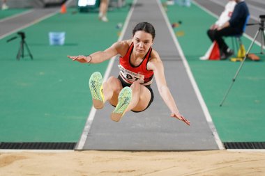 ISTANBUL, TURKIYE - 10 Şubat 2024: Atakoy Atletizm Arenasında düzenlenen Balkan Atletizm Şampiyonası sırasında tanımlanamayan atlet