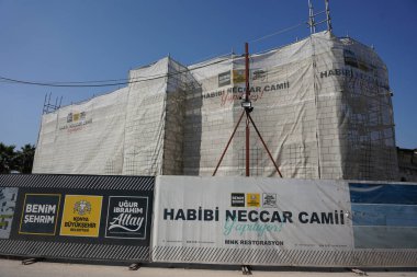 HATAY, TURKIYE - 26 Şubat 2024: Hasarlı Habibi Neccar Camii 6 Şubat 2023 Depremlerinden sonra inşaatı