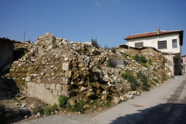 HATAY, TURKIYE - 26 Şubat 2024: Hatay 'da 6 Şubat 2023 depremlerinden sonra hasar gören binalar
