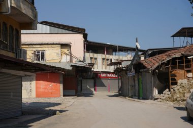 HATAY, TURKIYE - 26 Şubat 2024: 6 Şubat 2023 Depremlerden sonra Eski Hatay Çarşısı 'nın Boş Sokağı