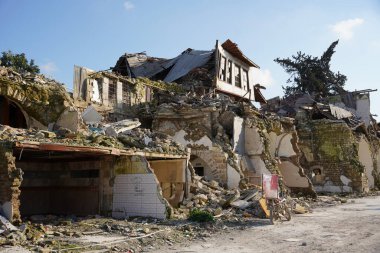 HATAY, TURKIYE - 26 Şubat 2024: Hatay 'da 6 Şubat 2023 depremlerinden sonra hasar gören binalar