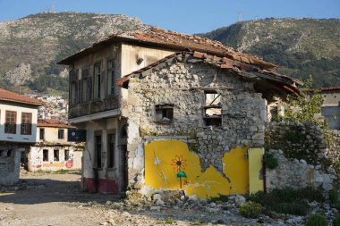 HATAY, TURKIYE - 26 Şubat 2024: Hatay 'da 6 Şubat 2023 depremlerinden sonra hasar gören binalar