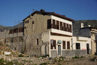 HATAY, TURKIYE - 26 Şubat 2024: Hatay 'da 6 Şubat 2023 depremlerinden sonra hasar gören binalar