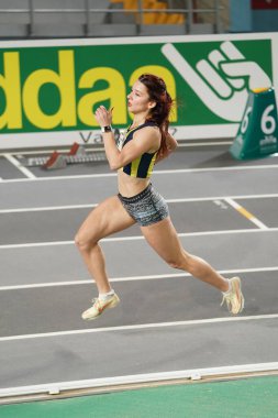 İSTANBUL, TURKIYE - 17 Şubat 2024: Atakoy Atletizm Arena 'da düzenlenen Türk Salon Atletizm Şampiyonası sırasında koşan tanımlanamayan sporcu