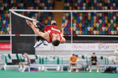 İSTANBUL, TURKIYE - 17 Şubat 2024: Atakoy Atletizm Arena 'da düzenlenen Türk Salon Atletizm Şampiyonası sırasında tanımlanamayan yüksek atlama sporcusu