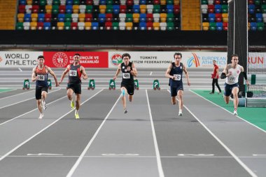İSTANBUL, TURKIYE - 17 Şubat 2024: Atakoy Atletizm Arena 'da düzenlenen Türk Salon Atletizm Şampiyonası sırasında 60 metre koşan sporcular