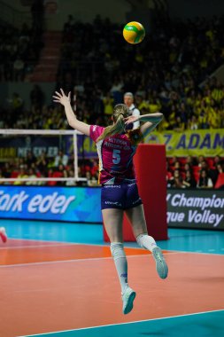 ISTANBUL, TURKIYE - 19 Mart 2024: Laura Heyrman Burhan Felek Spor Salonu 'nda Fenerbahçe Opet - Vero Volley Milano CEV Şampiyonlar Ligi Voleybol Ligi Şampiyonlar Ligi karşılaşmasında görev yapıyor