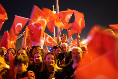 İSTANBUL, TÜRKİYE - 31 Mart 2024: CHP Adayı Ekrem İmamoğlu 'nun yeniden seçilmesini İnsanlar Kutladı