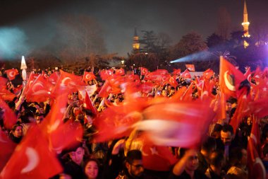 İSTANBUL, TÜRKİYE - 31 Mart 2024: CHP Adayı Ekrem İmamoğlu 'nun yeniden seçilmesini İnsanlar Kutladı