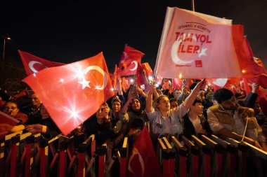 İSTANBUL, TÜRKİYE - 31 Mart 2024: CHP Adayı Ekrem İmamoğlu 'nun yeniden seçilmesini İnsanlar Kutladı