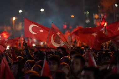İSTANBUL, TÜRKİYE - 31 Mart 2024: CHP Adayı Ekrem İmamoğlu 'nun yeniden seçilmesini İnsanlar Kutladı