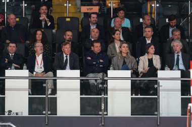 ISTANBUL, TURKIYE - Nisan 04, 2024: Vakıfbank 'ta İstanbul Belediye Başkanı Ekram İmamoğlu, Vakıfbank' ta Eczacibasi Dynavit Türk Sultanlar Ligi karşılaşmasına karşı