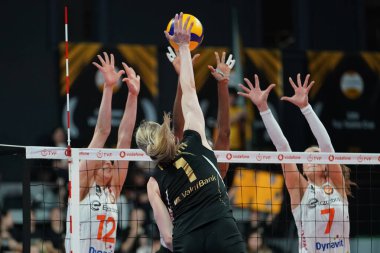 ISTANBUL, TURKIYE - Nisan 04, 2024: Vakıfbank vs Eczacibasi Dynavit Turkish Sultanlar Ligi karşılaşmasında Alexandra Frantti görev başında