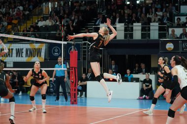 ISTANBUL, TURKIYE - Nisan 04, 2024: Vakıfbank vs Eczacibasi Dynavit Turkish Sultanlar Ligi karşılaşmasında Alexandra Frantti görev başında