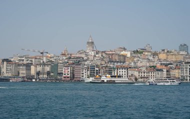 İSTANBUL, TURKIYE - 13 Nisan 2024: Karaköy Bölgesi 'ndeki Galata Kulesi. Kule 1348 'de yapıldı.