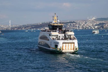 İSTANBUL, TÜRKİYE - Şubat 03, 2024: Sehir Hatlari feribotu Boğazı 'nda. Sehir Hatlari 1844 'te kuruldu..