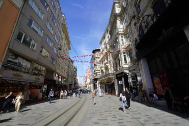 İSTANBUL, TÜRKİYE - 31 Mart 2024: Beyoğlu 'ndaki İstiklal Caddesi' ndeki Kalabalık