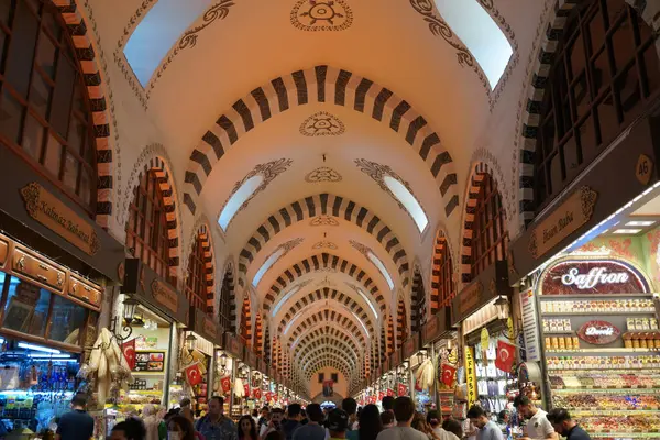 İSTANBUL, TÜRKİYE - 3 Temmuz 2023: insanlar Spice Bazaar 'da alışveriş yapıyor. Baharat Pazarı İstanbul 'un en eski pazarlarından biri.