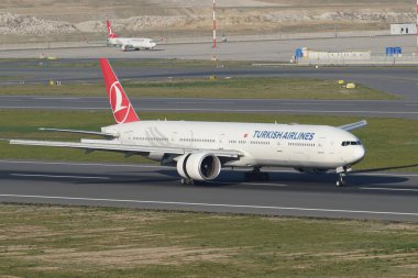 ISTANBUL, TURKIYE - Kasım 05, 2022: Türk Hava Yolları Boeing 777-3F2ER (40797) İstanbul Uluslararası Havaalanına indi