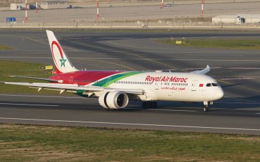 ISTANBUL, TURKIYE - NOVEMBER 05, 2022: Royal Air Maroc Boeing 787-9 (6558) İstanbul Uluslararası Havaalanına indi
