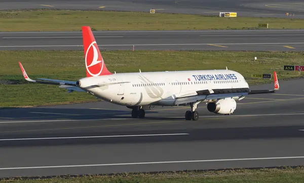 stock image ISTANBUL, TURKIYE - NOVEMBER 05, 2022: Turkish Airlines Airbus A321-231 (7516) landing to Istanbul International Airport