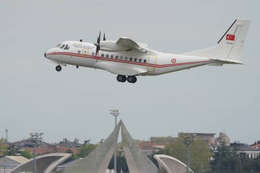 ISTANBUL, TURKIYE - 29 Nisan 2023: Türk Hava Kuvvetleri CASA CN-235-100 (068) İstanbul Atatürk Havalimanı 'ndan kalkış