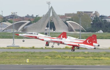 ISTANBUL, TURKIYE - 29 Nisan 2023: Türk Yıldızları ve Türk Hava Kuvvetleri akrobatik gösteri ekibi İstanbul Teknofest sırasında İstanbul Atatürk Havalimanı 'nda sergilendi