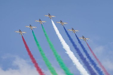 ISTANBUL, TURKIYE - MAYIS 01, 2023: Fursan Al Emarat, Birleşik Arap Emirlikleri Hava Kuvvetleri Aerobatik gösteri ekibi İstanbul Teknofest sırasında İstanbul Atatürk Havalimanı 'nda sergilendi