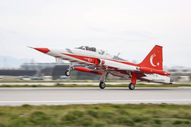 KONYA, TURKIYE - Mayıs 09, 2023: Türk Hava Kuvvetleri Türk Yıldızları Kanadalı NF-5B-2000 Özgürlük Savaşçısı Anadolu Kartal Hava Kuvvetleri Tatbikatı sırasında Konya Havalimanı 'na indi