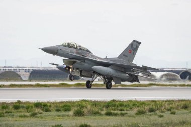 KONYA, TURKIYE - Mayıs 09, 2023: Türk Hava Kuvvetleri General Dynamics F-16D Fighting Falcon (4S-10) Anadolu Kartal Hava Kuvvetleri Tatbikatı sırasında Konya Havalimanı 'na iniş yaptı