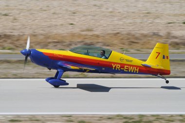 ESKISEHIR, TURKIYE - 17 Eylül 2023: Romen Hawks Aerobik Takımı Ekstra 330SC Sivrihisar SHG Airshow 'da sergilendi