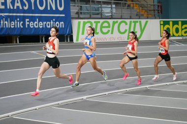 İSTANBUL, TURKIYE - 10 Şubat 2024: Atakoy Atletizm Arenasında Balkan Atletizm Şampiyonası sırasında koşan sporcular