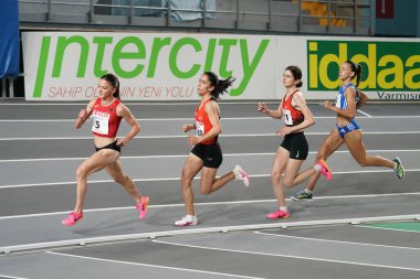 İSTANBUL, TURKIYE - 10 Şubat 2024: Atakoy Atletizm Arenasında Balkan Atletizm Şampiyonası sırasında koşan sporcular