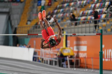 İSTANBUL, TURKIYE - 10 Şubat 2024: Atakoy Atletizm Arenasında düzenlenen Balkan Atletizm Şampiyonası sırasında tanımlanamayan yüksek atlama sporcusu