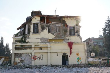 HATAY, TURKIYE - 26 Şubat 2024: Hatay 'da 6 Şubat 2023 depremlerinden sonra hasar gören binalar