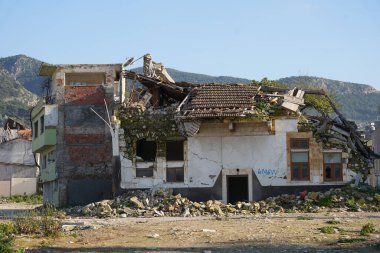 HATAY, TURKIYE - 26 Şubat 2024: Hatay 'da 6 Şubat 2023 depremlerinden sonra hasar gören binalar