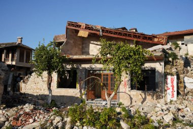 HATAY, TURKIYE - 26 Şubat 2024: Hatay 'da 6 Şubat 2023 depremlerinden sonra hasar gören binalar