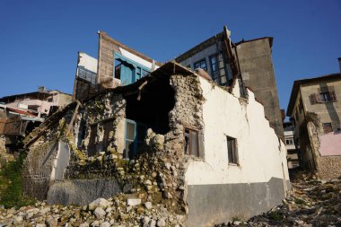 HATAY, TURKIYE - 26 Şubat 2024: Hatay 'da 6 Şubat 2023 depremlerinden sonra hasar gören binalar