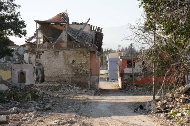 HATAY, TURKIYE - 26 Şubat 2024: Hatay 'da 6 Şubat 2023 depremlerinden sonra hasar gören binalar