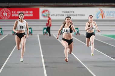 İSTANBUL, TURKIYE - 17 Şubat 2024: Atakoy Atletizm Arena 'da düzenlenen Türk Salon Atletizm Şampiyonası sırasında 60 metre koşan sporcular
