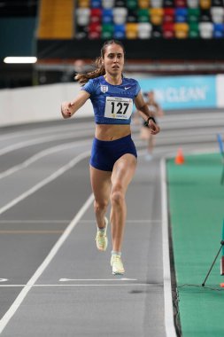 İSTANBUL, TURKIYE - 17 Şubat 2024: Atakoy Atletizm Arena 'da düzenlenen Türk Salon Atletizm Şampiyonası sırasında koşan tanımlanamayan sporcu