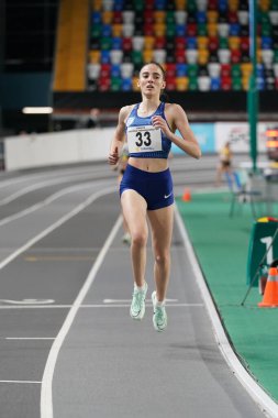 İSTANBUL, TURKIYE - 17 Şubat 2024: Atakoy Atletizm Arena 'da düzenlenen Türk Salon Atletizm Şampiyonası sırasında koşan tanımlanamayan sporcu