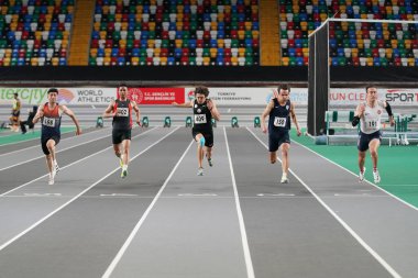 İSTANBUL, TURKIYE - 17 Şubat 2024: Atakoy Atletizm Arena 'da düzenlenen Türk Salon Atletizm Şampiyonası sırasında 60 metre koşan sporcular