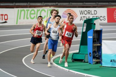 İSTANBUL, TÜRKİYE - 17 Şubat 2024: Atakoy Atletizm Arena 'da düzenlenen Türk Salon Atletizm Şampiyonası sırasında koşan sporcular
